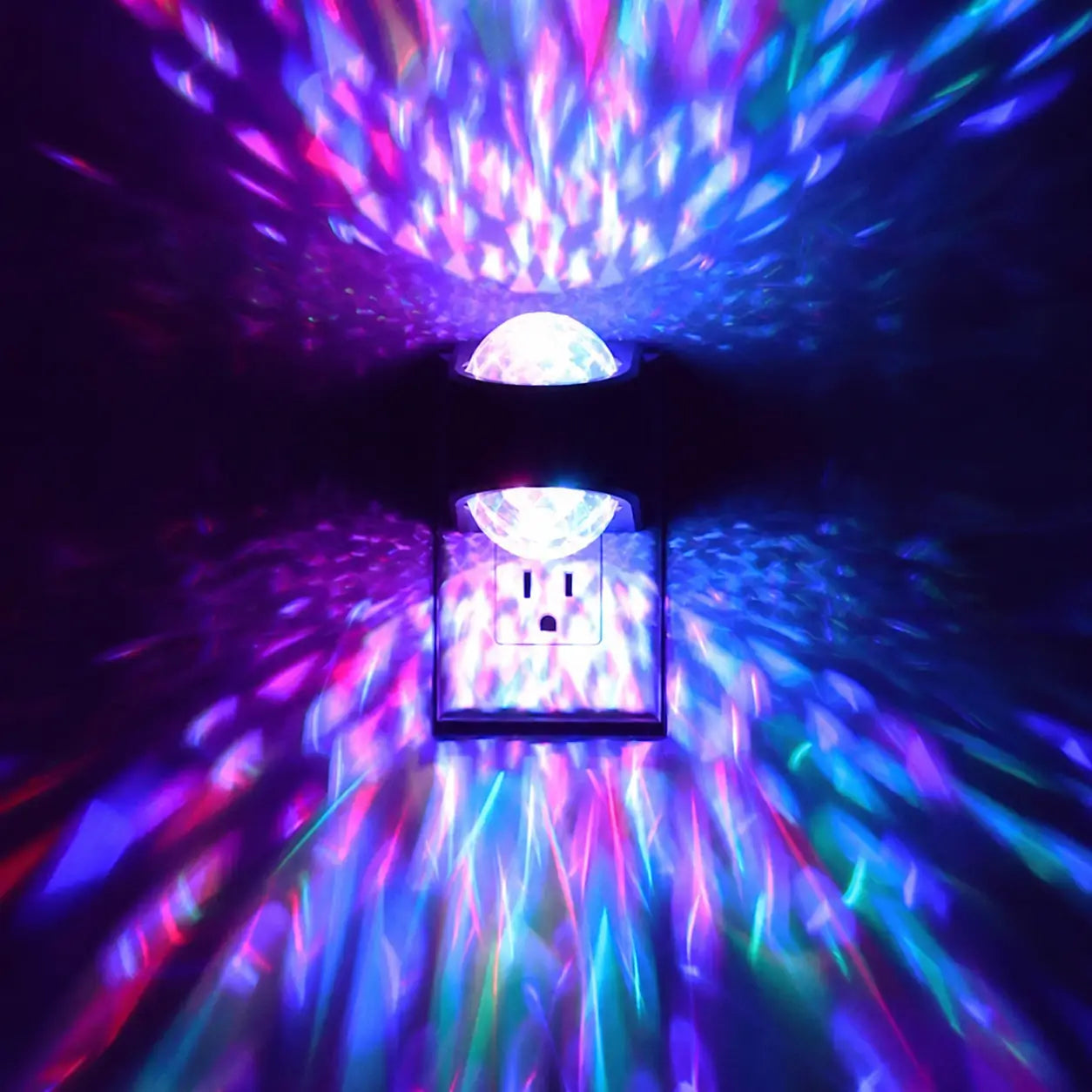 Lámpara nocturna LED RGB enchufable con sensor automático, dos modos de luz y giro 180° para recámara, sala gamer o buró