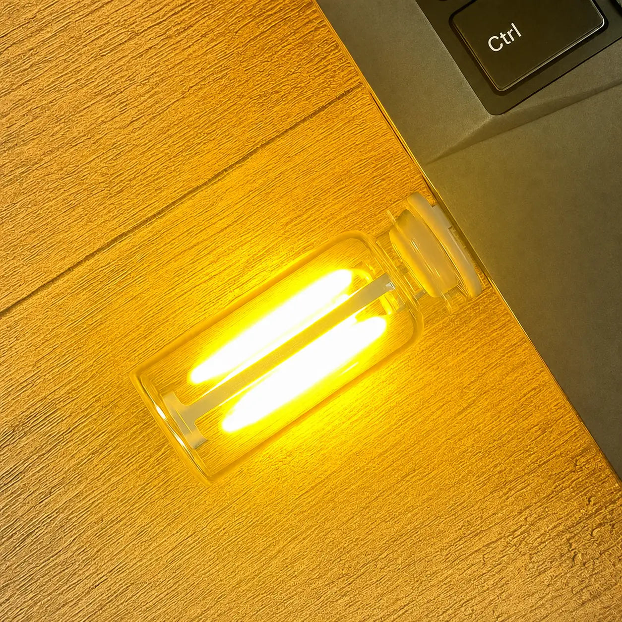 Lámpara LED USB táctil regulable con doble filamento para ambiente decorativo en auto, recámara o escritorio de noche y lectura suave