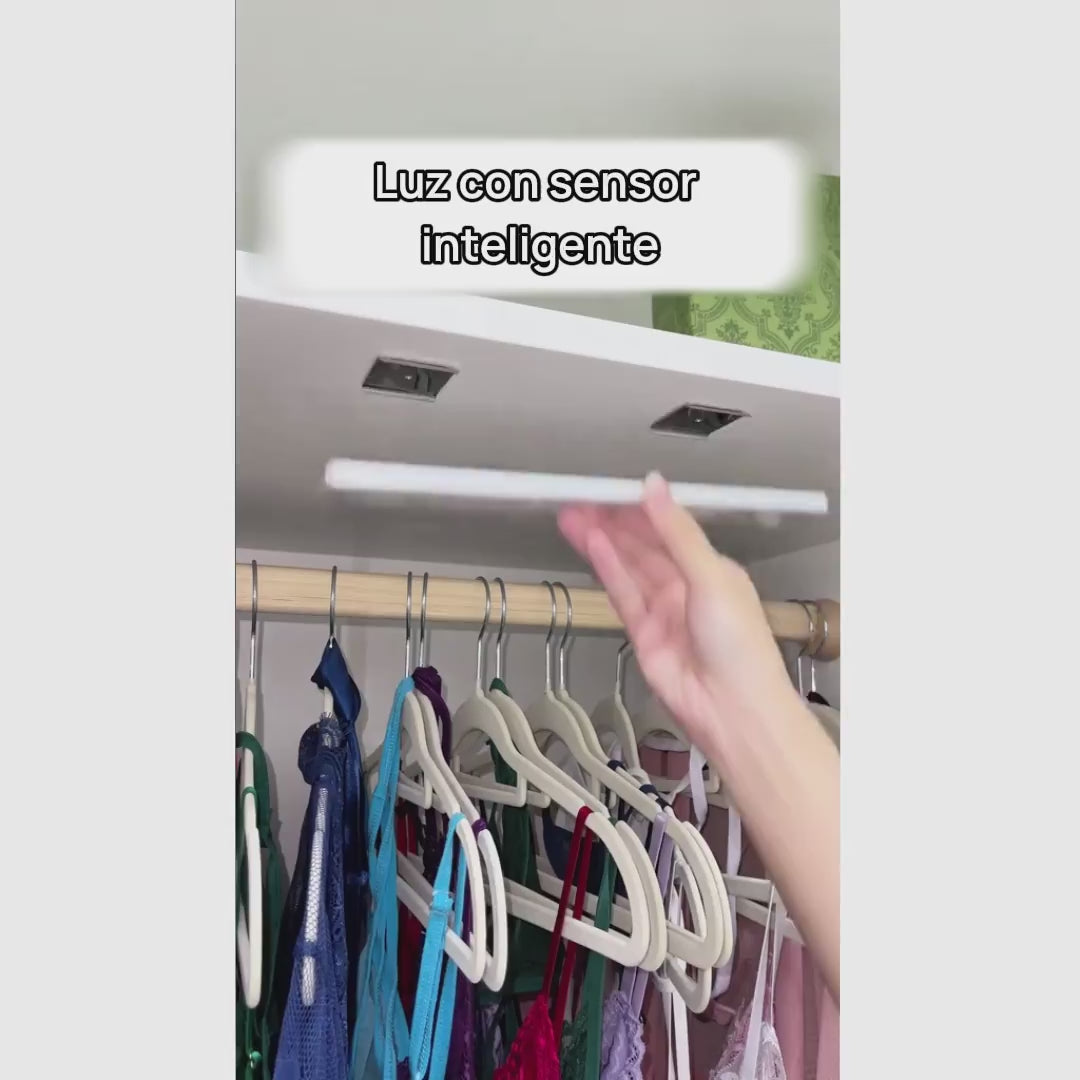 Luces LED magnéticas bajo gabinete con sensor de movimiento, brillo regulable y batería recargable para cocina, clóset, alacena y hogar moderno