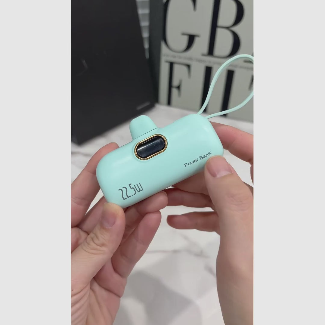 Batería portátil mini 5000mAh 22.5W, 3 formas de carga con cable y conector integrados, compacta y ligera