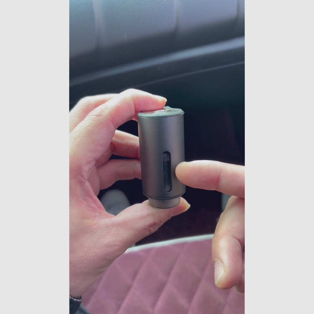 Difusor aromatizante inteligente para auto con 3 niveles de fragancia, batería de 45 días y clip para ventilas del aire acondicionado
