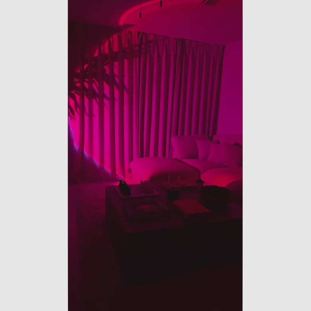 Lámpara proyectora de atardecer RGB con 16 colores, control remoto y ángulo 180° para ambiente en recámara, gaming y fotos