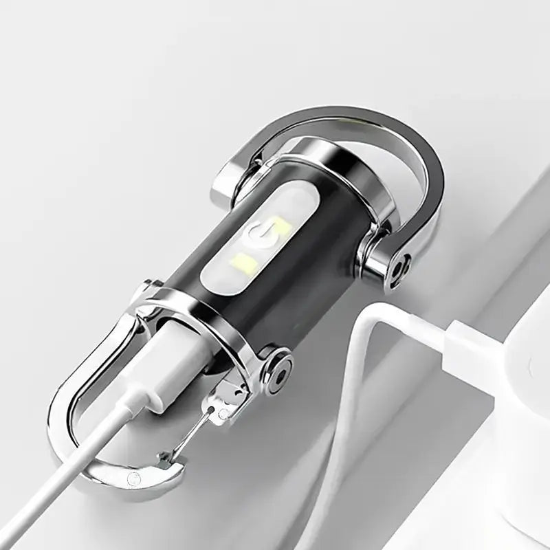 Mini Linterna LED para Llavero Recargable USB-C con Gancho, Lámpara Compacta de 200 Lúmenes Súper Brillante, Linterna de Emergencia para Camping, Senderismo, Hogar y Apagones - Iluminación Portátil y Duradera