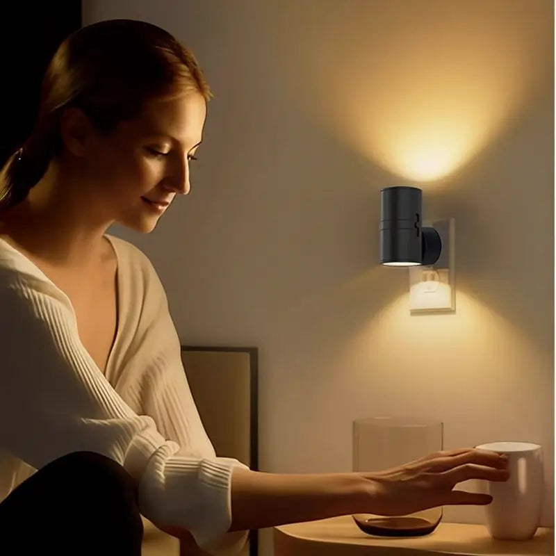 【Paquete de 2】 Luz Nocturna LED de Enchufe, Lámparas de Noche Modernas para Pared con Sensor de Oscuridad a Amanecer, Blanco Cálido 3000K, Brillo Ajustable 0-100LM, Luces Atenuables para Pasillo, Recámara y Escaleras