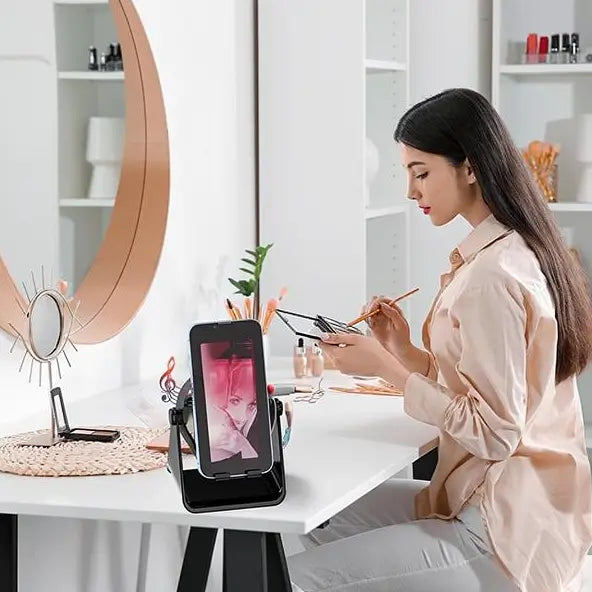 Bocina Bluetooth 5 en 1 con Audio por Inducción Inalámbrica, Soporte Giratorio de 360° con LED, Base Universal para Sonido Surround y Cargador, Soporte Portátil de Escritorio para Hogar, Regadera, Exterior y Viajes