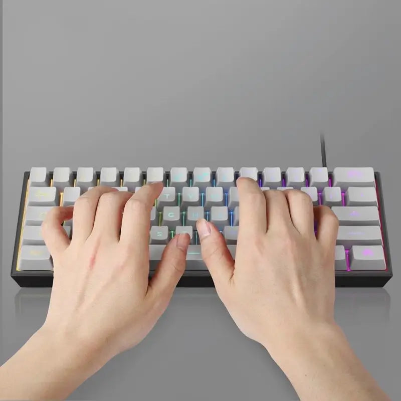 Mini Teclado Gamer 60% con Retroiluminación RGB, 61 Teclas, Teclado de Membrana Ultra Compacto y Ergonómico, Impermeable para PC, Mac y Consolas (Negro)