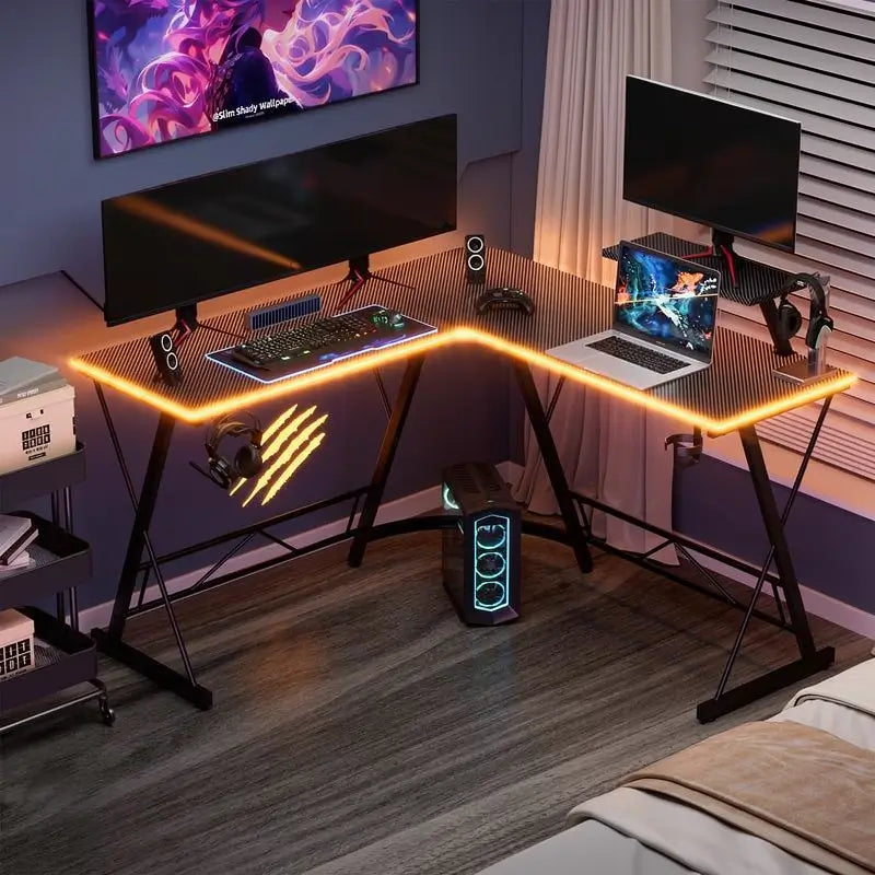 Escritorio Gamer en L con Luces LED, Escritorio de Esquina para Computadora con Portavasos y Gancho para Audífonos, Estación de Trabajo para Oficina en Casa con Soporte para Monitor Grande, Fácil de Armar (Negro, 130 cm)