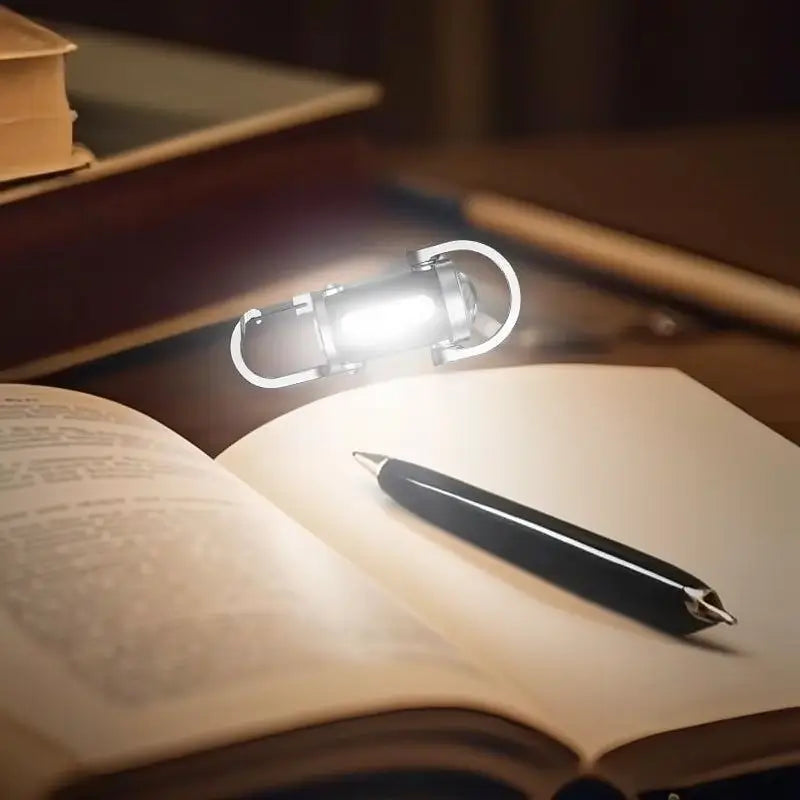 Mini Linterna LED para Llavero Recargable USB-C con Gancho, Lámpara Compacta de 200 Lúmenes Súper Brillante, Linterna de Emergencia para Camping, Senderismo, Hogar y Apagones - Iluminación Portátil y Duradera