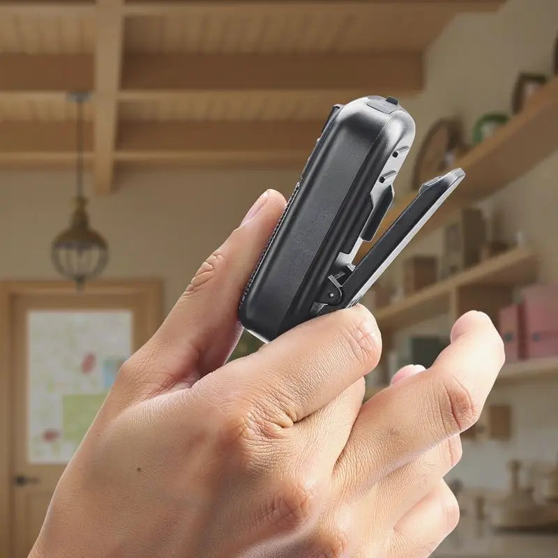 Bocina Bluetooth Portátil de Clip con Micrófono y Asistente de Voz, Impermeable IPX7, Hasta 30 Horas de Batería
